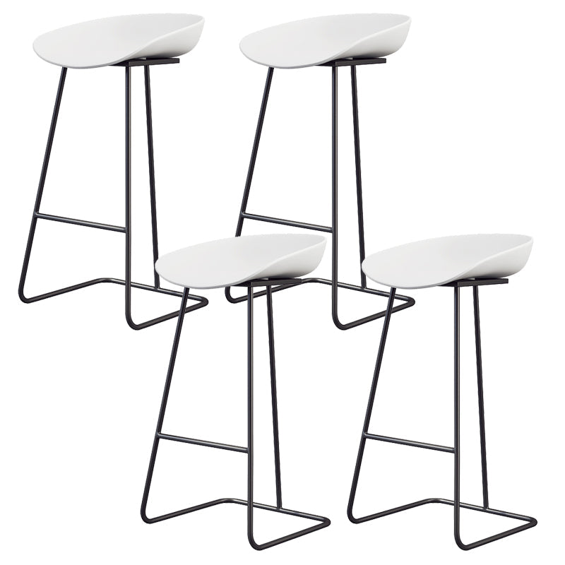 Taburete de bar de plástico estilo Glam, taburete de bar con forma de cubo y altura de mostrador