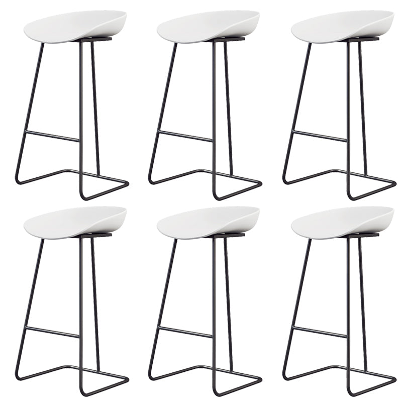 Taburete de bar de plástico estilo Glam, taburete de bar con forma de cubo y altura de mostrador