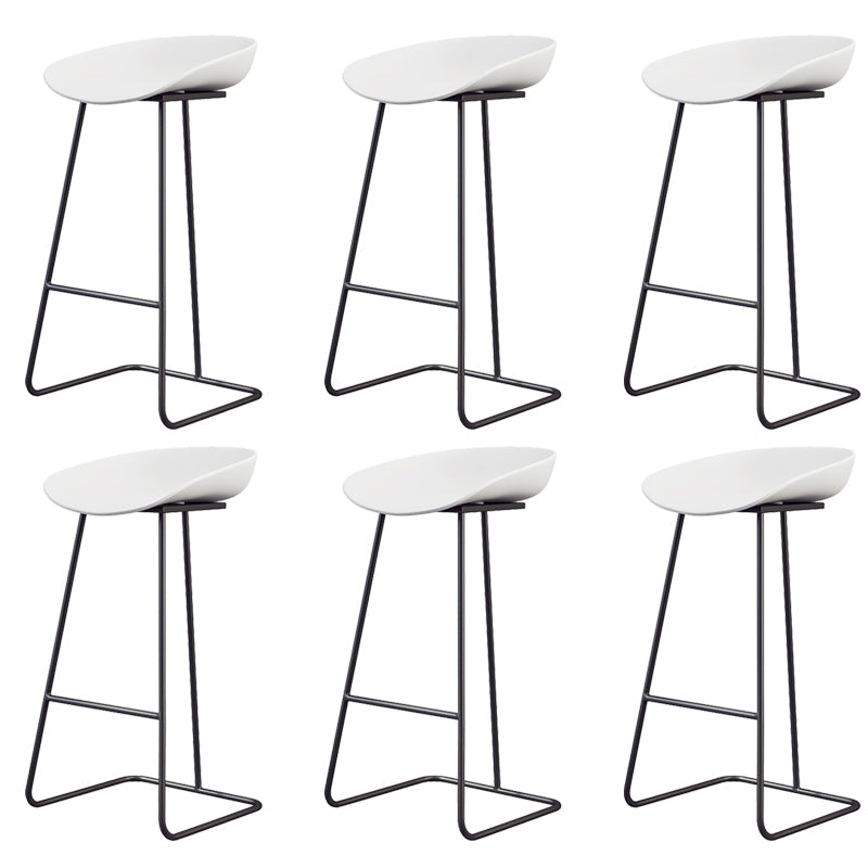 Taburete de bar de plástico estilo Glam, taburete de bar con forma de cubo y altura de mostrador