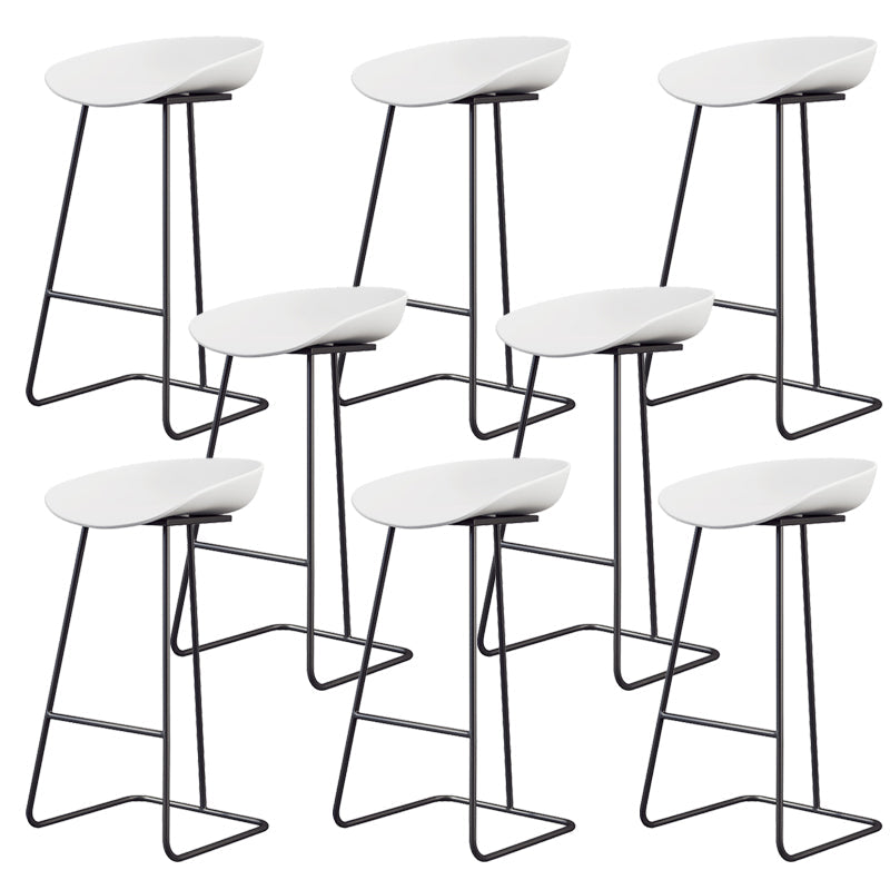 Taburete de bar de plástico estilo Glam, taburete de bar con forma de cubo y altura de mostrador