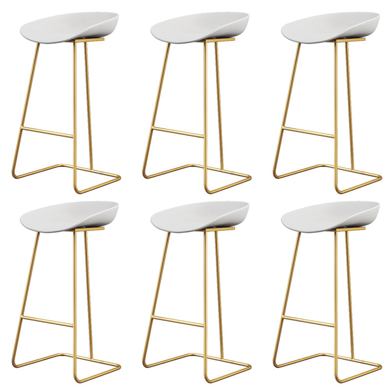 Taburete de bar de plástico estilo Glam, taburete de bar con forma de cubo y altura de mostrador
