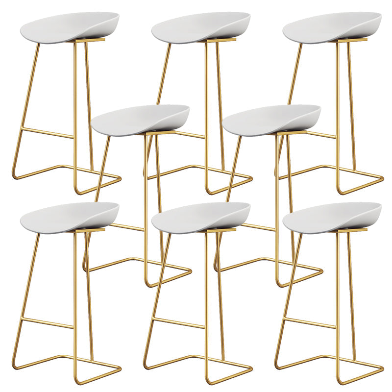 Taburete de bar de plástico estilo Glam, taburete de bar con forma de cubo y altura de mostrador
