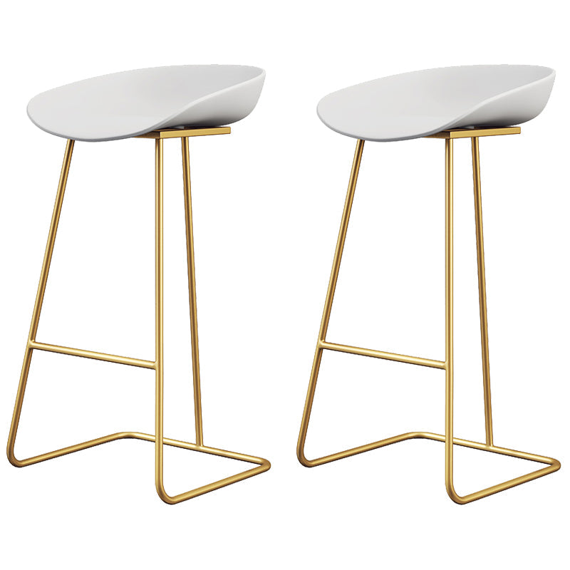 Taburete de bar de plástico estilo Glam, taburete de bar con forma de cubo y altura de mostrador