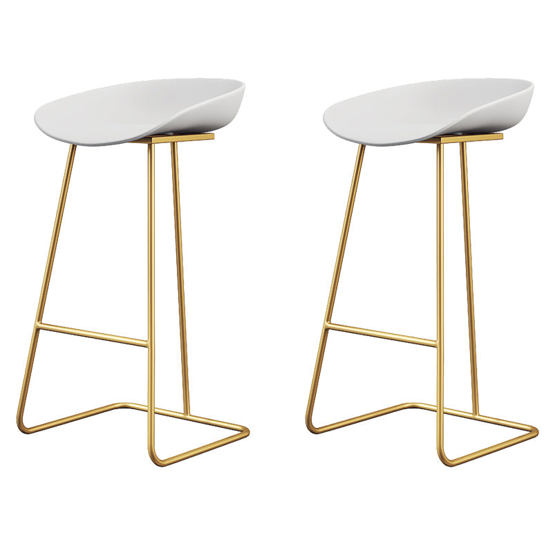 Taburete de bar de plástico estilo Glam, taburete de bar con forma de cubo y altura de mostrador