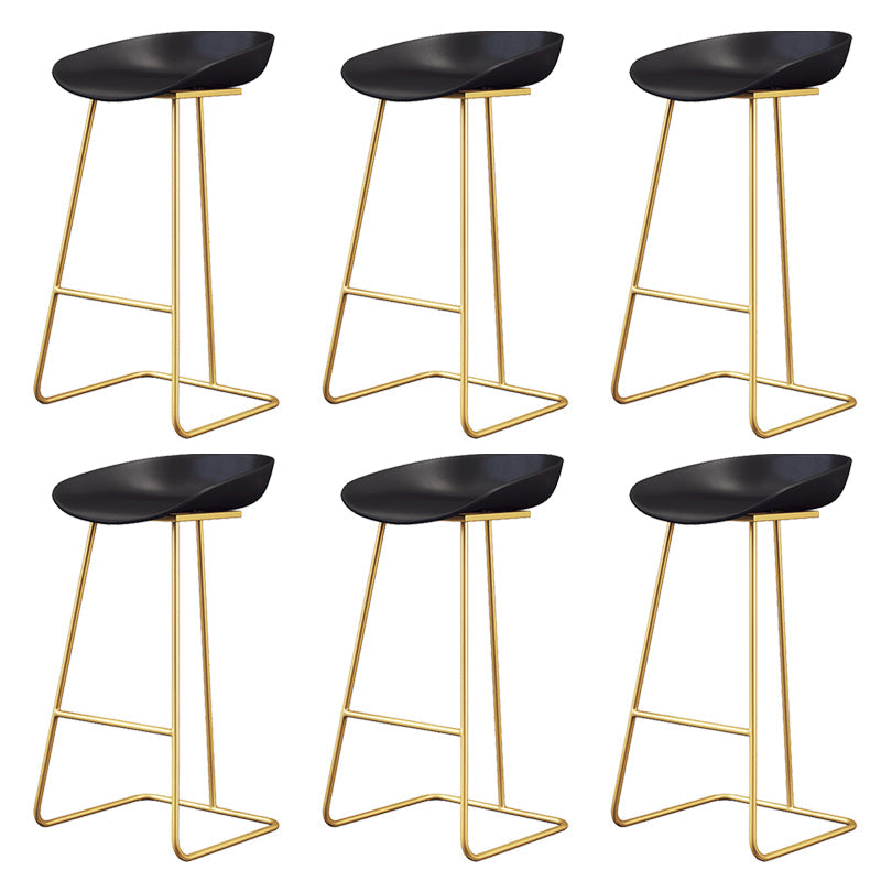 Taburete de bar de plástico estilo Glam, taburete de bar con forma de cubo y altura de mostrador