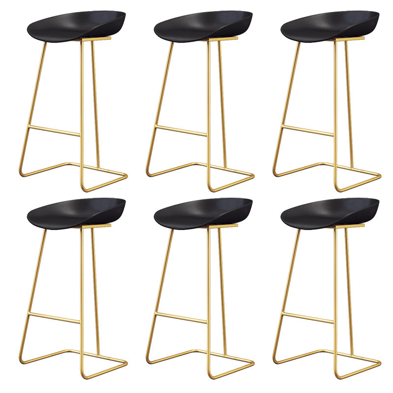 Taburete de bar de plástico estilo Glam, taburete de bar con forma de cubo y altura de mostrador