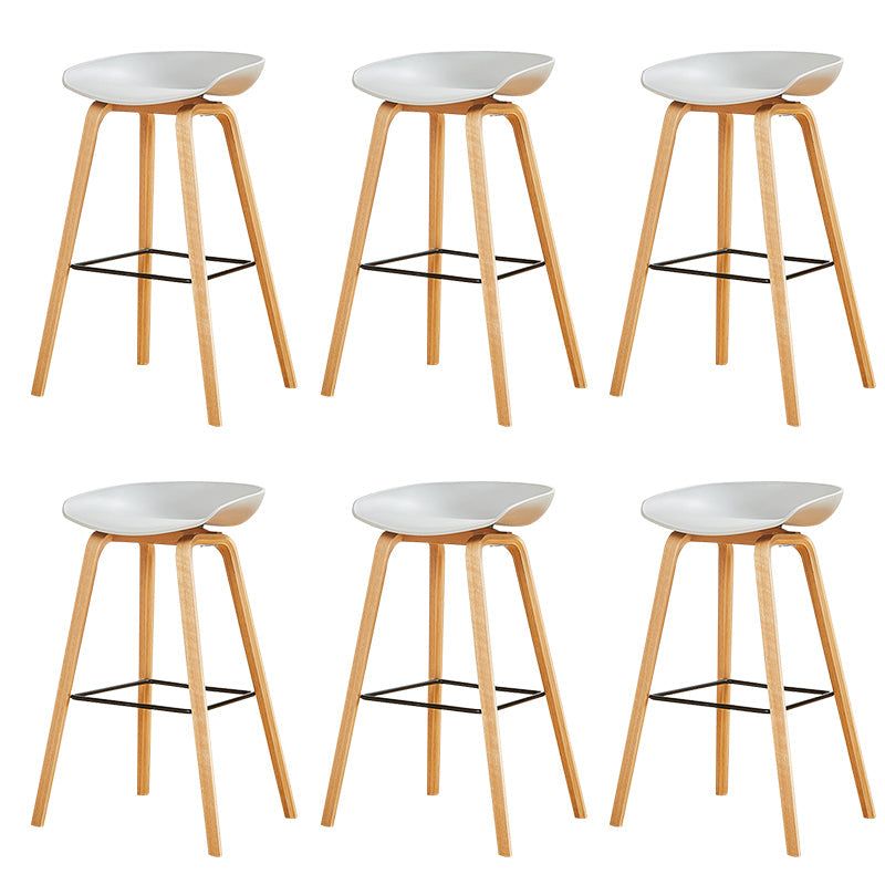 Chaise de bar de café en plastique de tabouret haut de comptoir sans bras de dossier nordique avec la base en bois