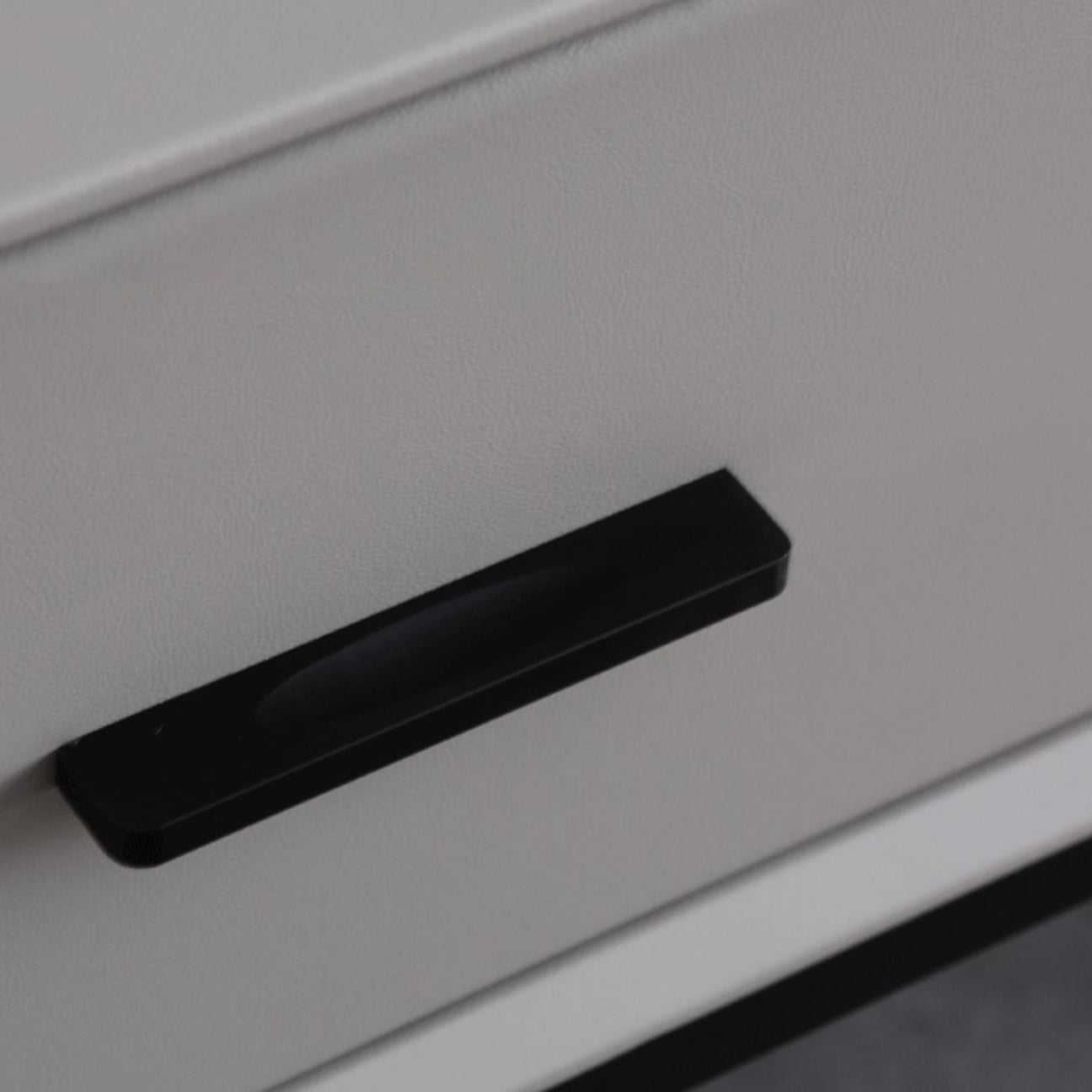 Comodino moderno di accento comodino in legno massiccio con gambe