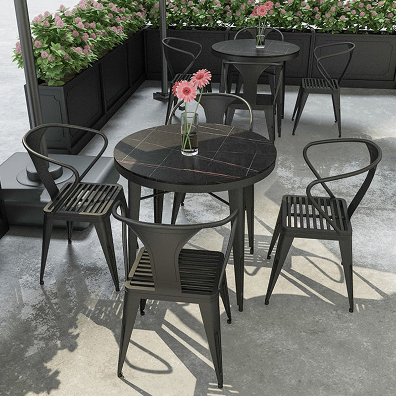 Table de tabouret de bar Glam Table de bar en pierre noire avec 4 pieds en métal