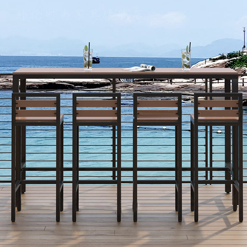Mesa industrial con altura de barra, patas negras y mesa de bar con base metálica
