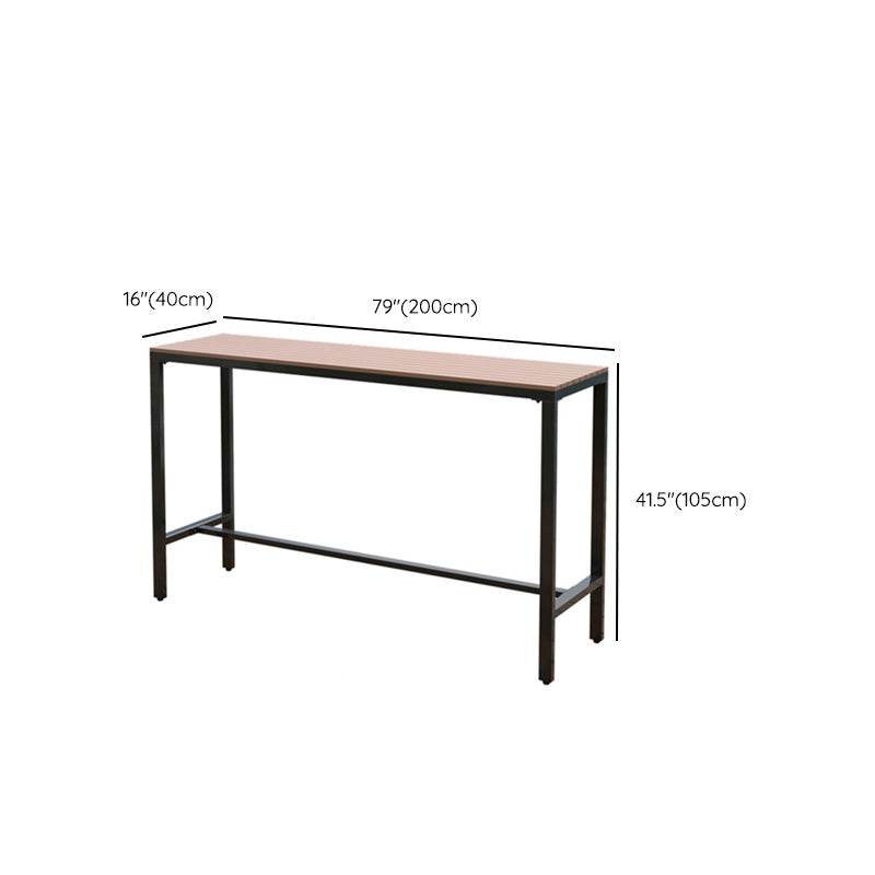 Mesa industrial con altura de barra, patas negras y mesa de bar con base metálica