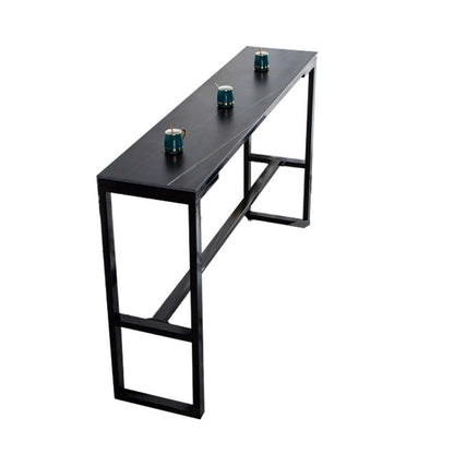 Bistrotisch im Industriestil mit Steinplatte und Metallsockel