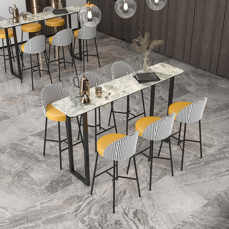 Tavolo da pub da bistrot in stile industriale con piano in pietra per uso nel patio