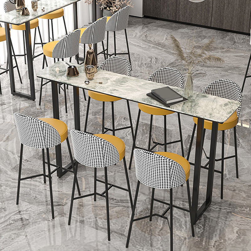 Tavolo da pub da bistrot in stile industriale con piano in pietra per uso nel patio