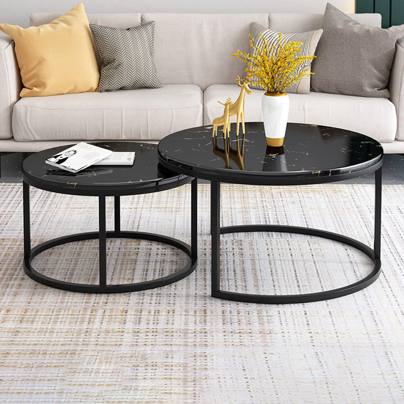 Ensemble de table basse gigogne avec plateau en marbre Glam, plateau rond et base en fer