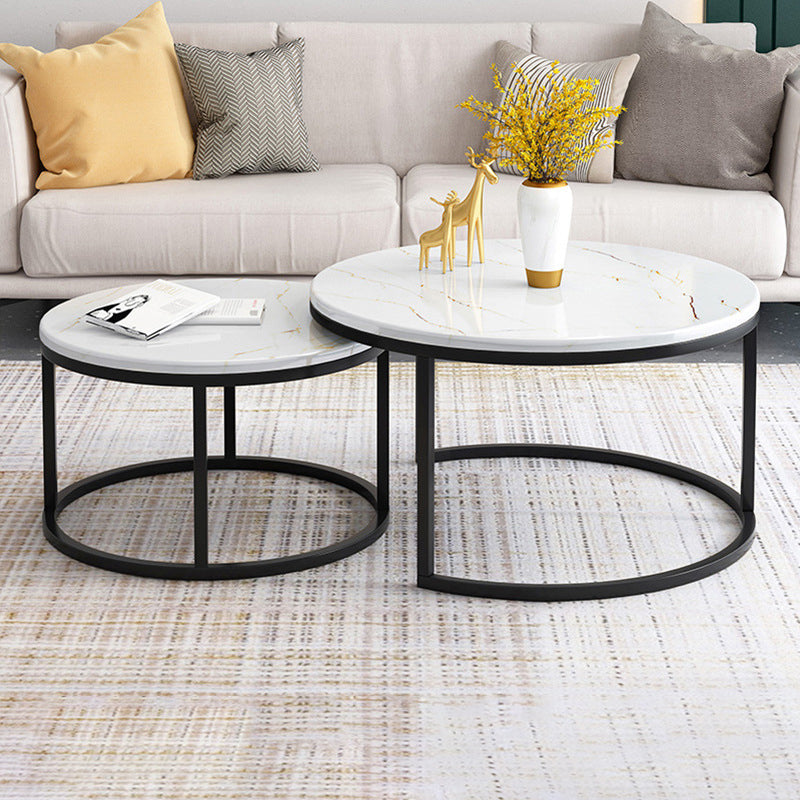 Ensemble de table basse gigogne avec plateau en marbre Glam, plateau rond et base en fer