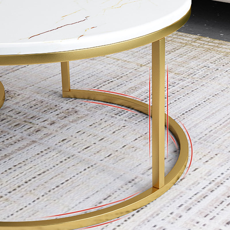 Ensemble de table basse gigogne avec plateau en marbre Glam, plateau rond et base en fer