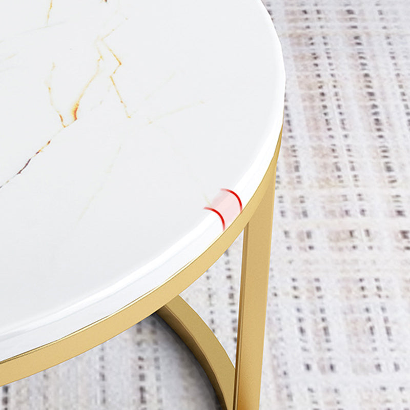 Ensemble de table basse gigogne avec plateau en marbre Glam, plateau rond et base en fer