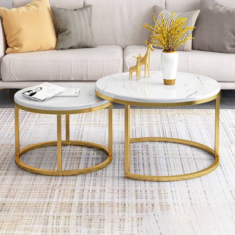 Ensemble de table basse gigogne avec plateau en marbre Glam, plateau rond et base en fer
