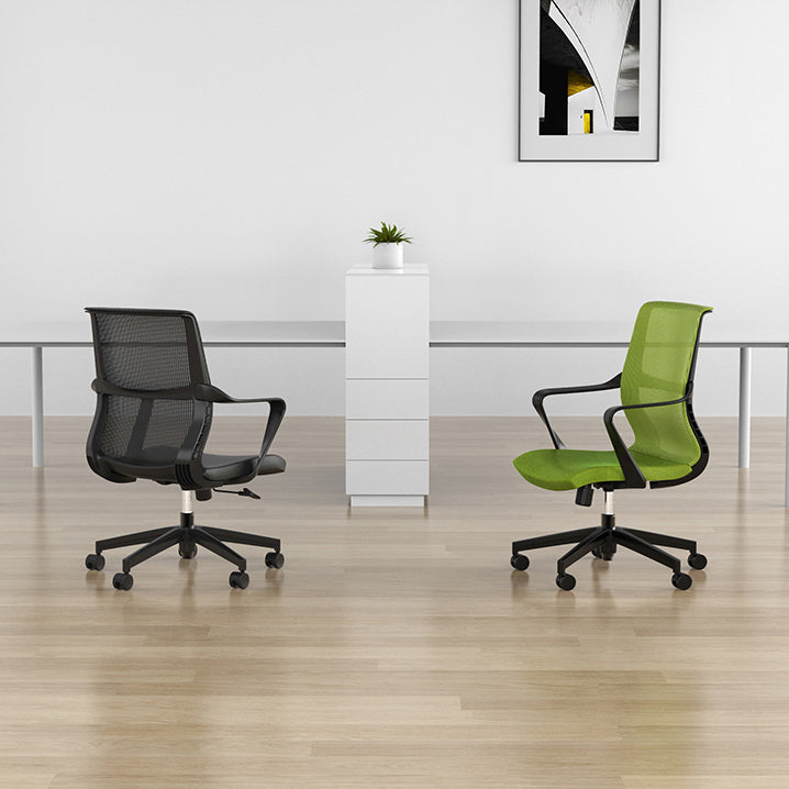 Chaise de bureau de style moderne, bras fixes à dossier moyen, chaise de travail ergonomique en maille