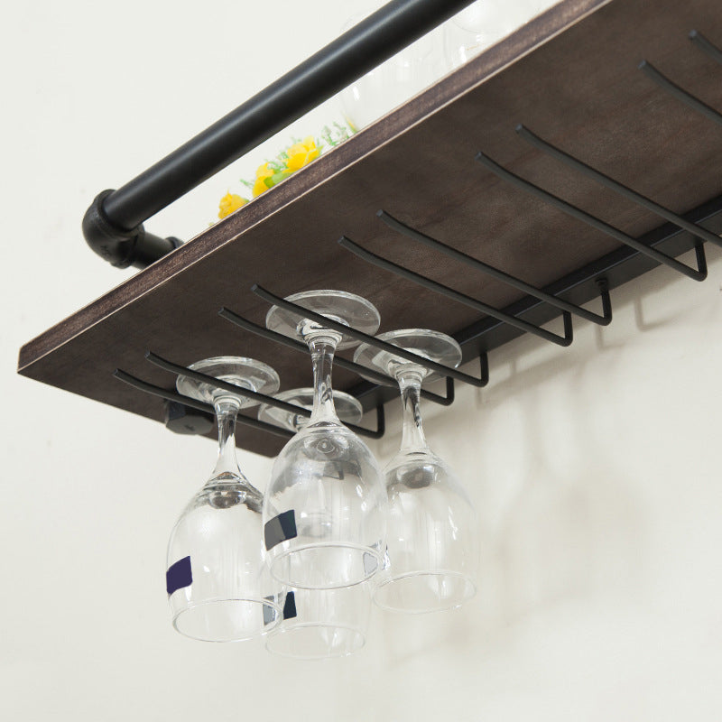 Botella de vino montado en la pared industrial y rejilla de vino de madera de madera para cocina