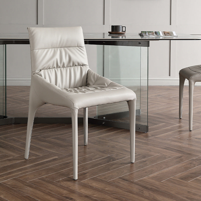 白い布張りのダイニングチェアコンテンポラリーキッチンダイニングアームレスチェア