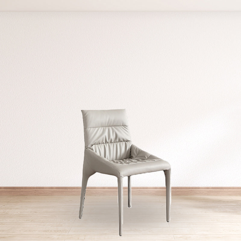 白い布張りのダイニングチェアコンテンポラリーキッチンダイニングアームレスチェア