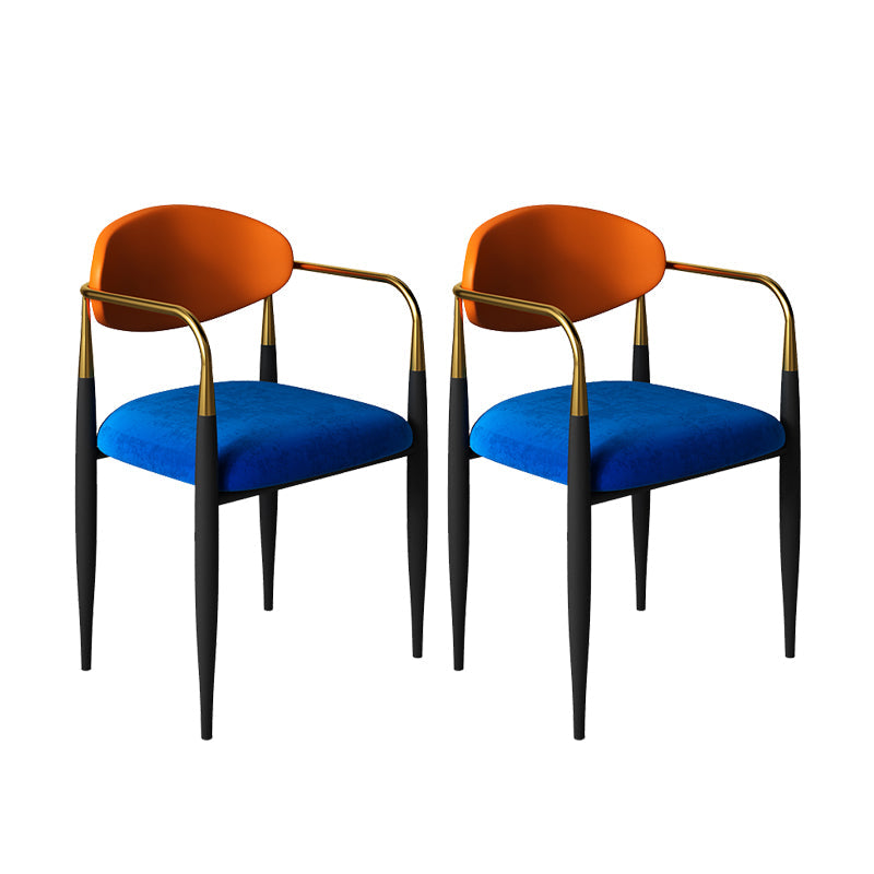 現代的なオープンバックダイニングアームチェアメタルフレーム布張り椅子