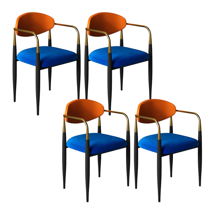 現代的なオープンバックダイニングアームチェアメタルフレーム布張り椅子