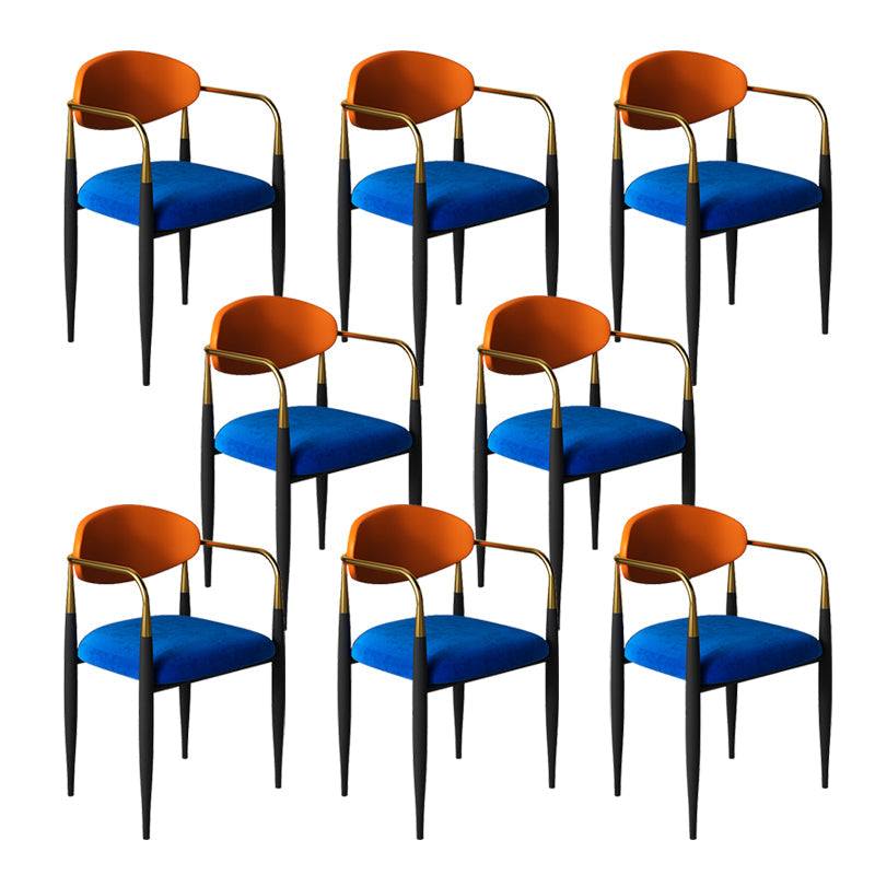 現代的なオープンバックダイニングアームチェアメタルフレーム布張り椅子