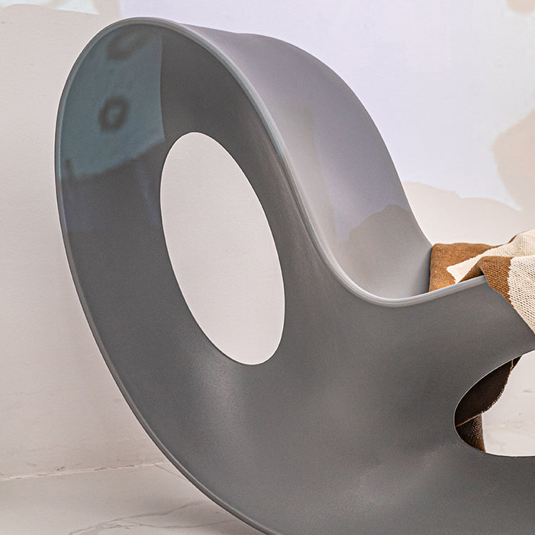 Moderna silla de silla de balancín de plástico reciclado resistente a la mancha para sala de estar