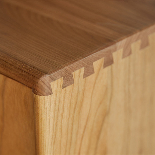 Cabinet moderne du milieu du siècle Cherry 1 Shelves 3 - Tiroir des jambes droites Accent Cabinet