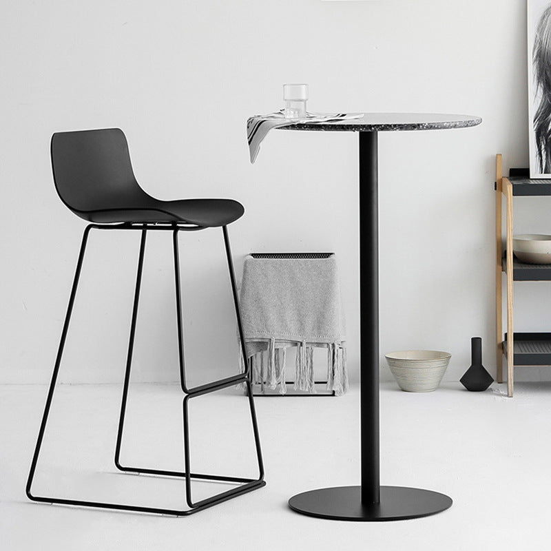Barhocker mit nordischer Rückenlehne und Metallgestell, armloser Kunststoff-Café-Barhocker