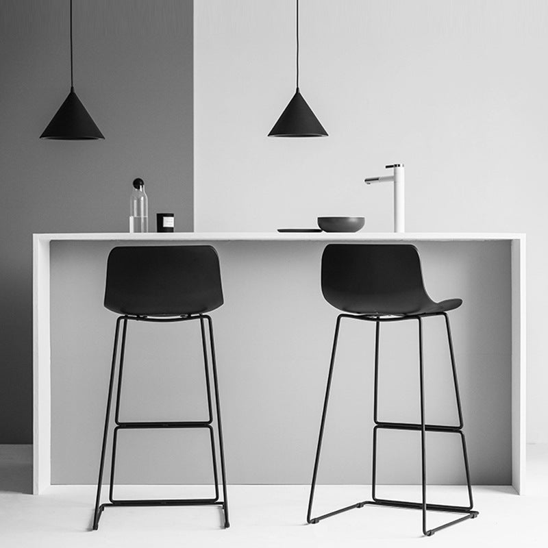 Barhocker mit nordischer Rückenlehne und Metallgestell, armloser Kunststoff-Café-Barhocker