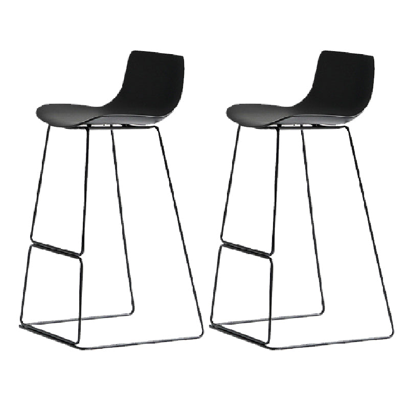Barhocker mit nordischer Rückenlehne und Metallgestell, armloser Kunststoff-Café-Barhocker