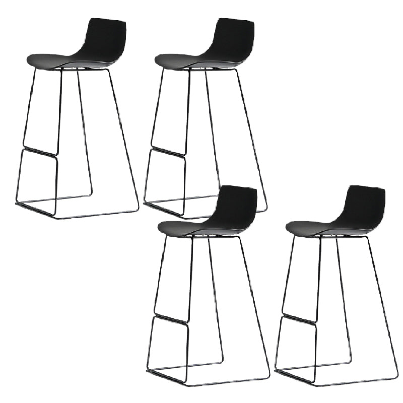 Barhocker mit nordischer Rückenlehne und Metallgestell, armloser Kunststoff-Café-Barhocker