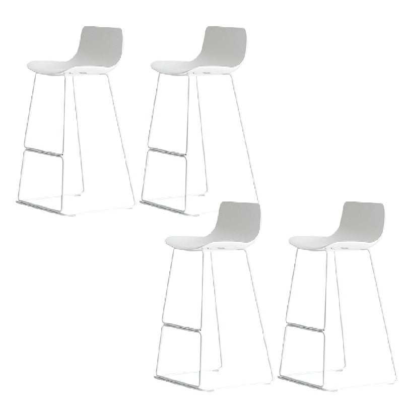 Barhocker mit nordischer Rückenlehne und Metallgestell, armloser Kunststoff-Café-Barhocker