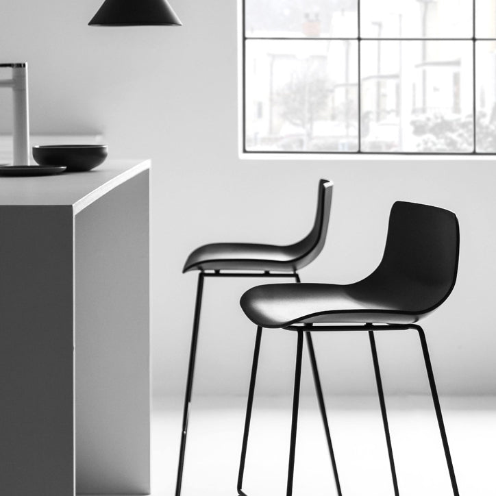 Barhocker mit nordischer Rückenlehne und Metallgestell, armloser Kunststoff-Café-Barhocker