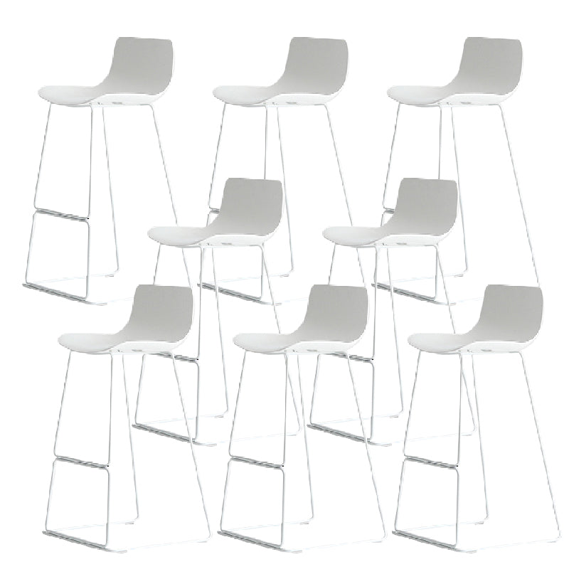 Barhocker mit nordischer Rückenlehne und Metallgestell, armloser Kunststoff-Café-Barhocker