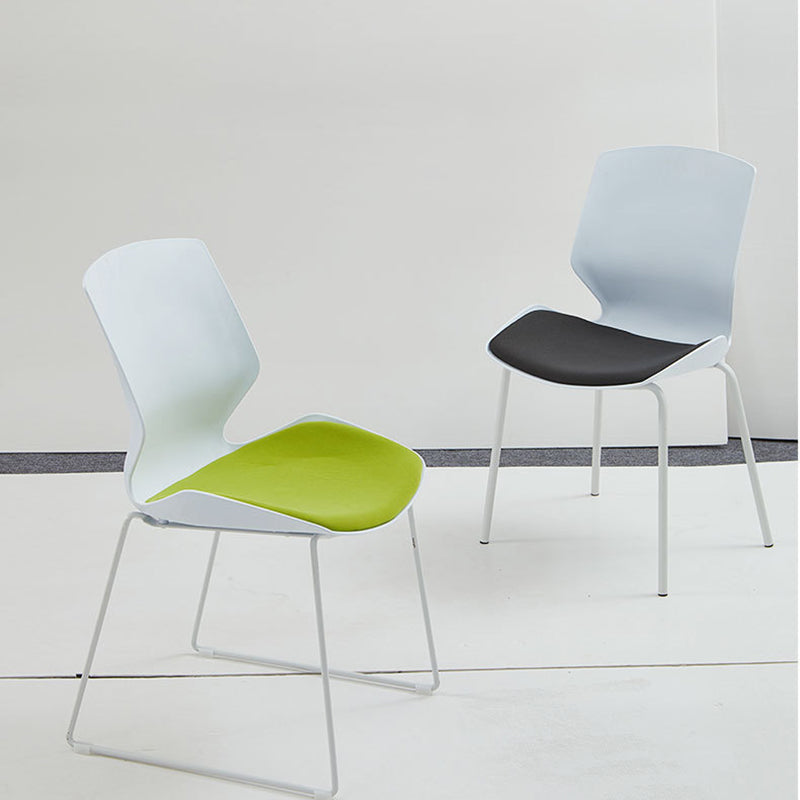 Moderne gaststoel met wit frame, kunststof conferentiestoel met middenrug