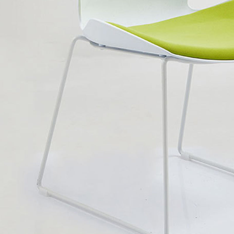 Moderne gaststoel met wit frame, kunststof conferentiestoel met middenrug
