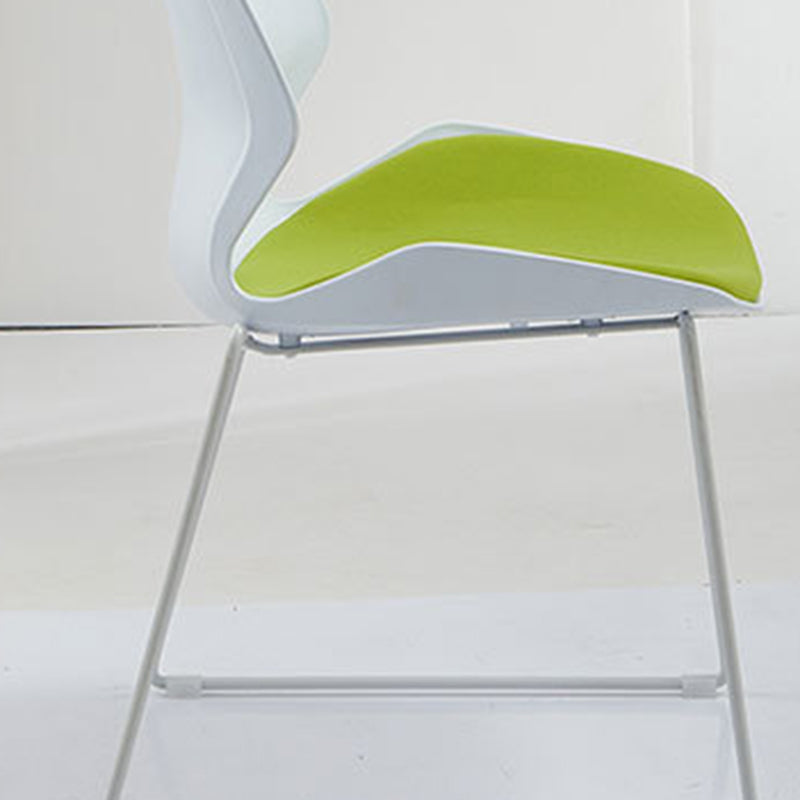 Moderne gaststoel met wit frame, kunststof conferentiestoel met middenrug