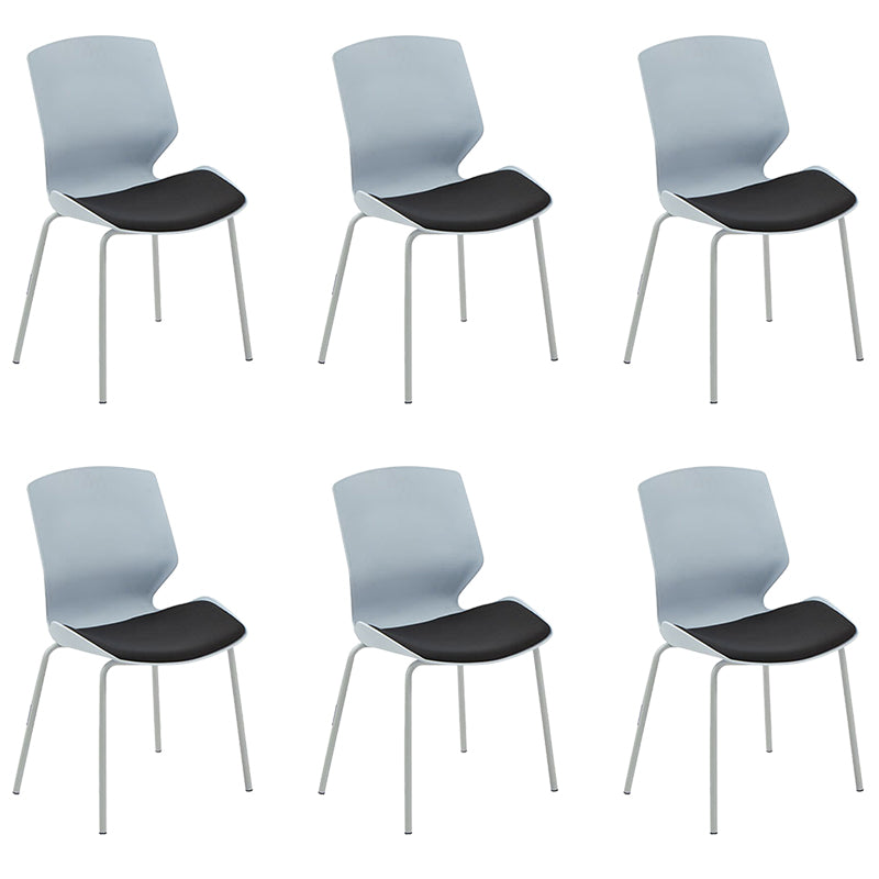 Moderne gaststoel met wit frame, kunststof conferentiestoel met middenrug