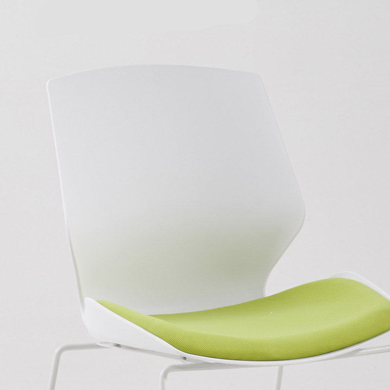 Moderne gaststoel met wit frame, kunststof conferentiestoel met middenrug