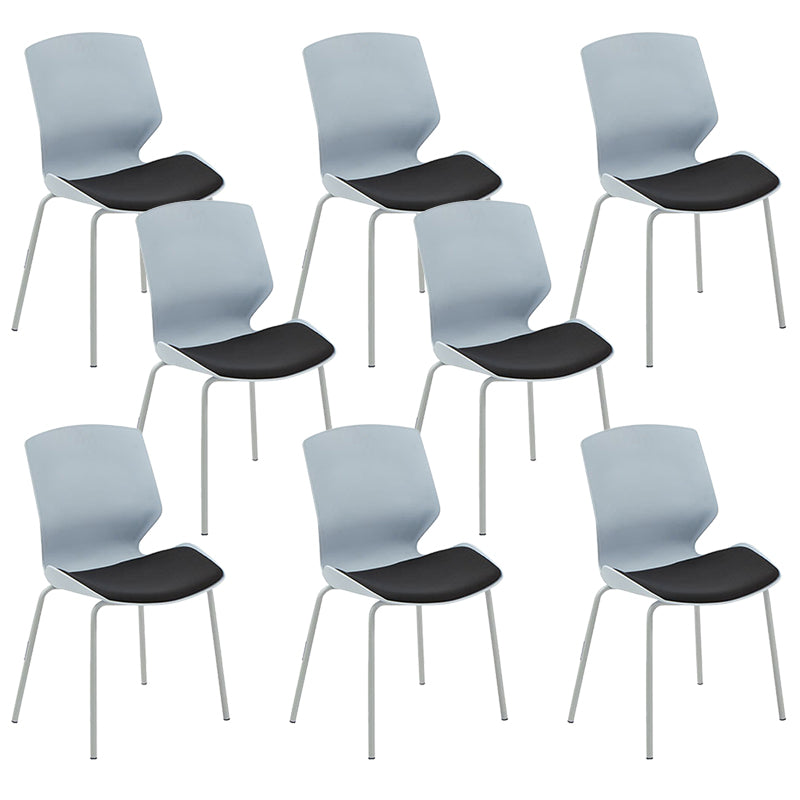 Moderne gaststoel met wit frame, kunststof conferentiestoel met middenrug