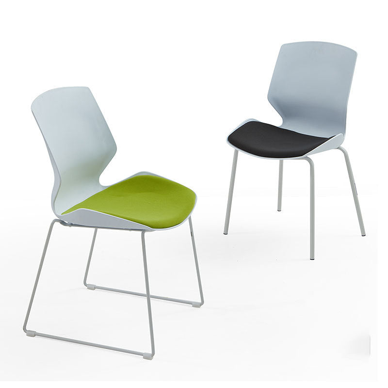 Moderne gaststoel met wit frame, kunststof conferentiestoel met middenrug