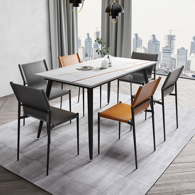 現代的なスタイルの革の椅子自宅で使用するための金属脚のあるアームレスサイドチェア