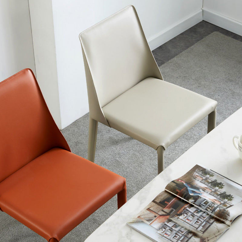 Moderne lederen eetstoelen armloze zijstoelen met metalen benen voor huisgebruik