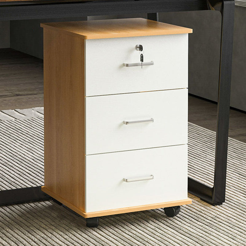 Gabinete de madera tradicional con 3 cajones y castores de archivos verticales