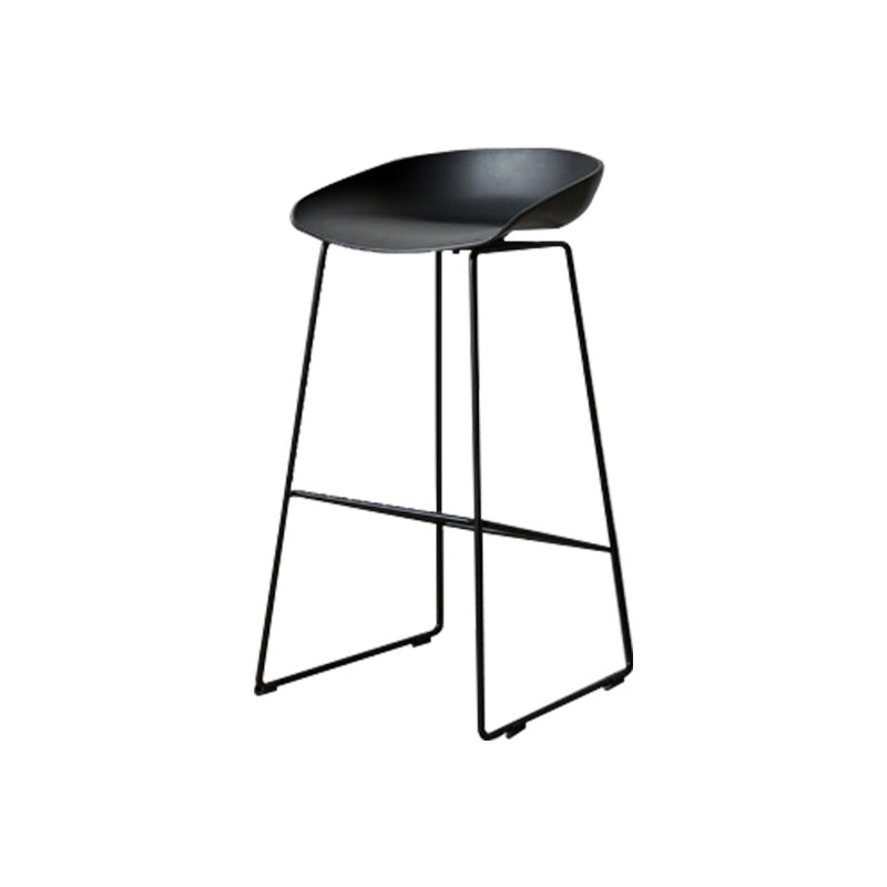 Tabouret de bar en plastique de style Glam avec pieds en métal
